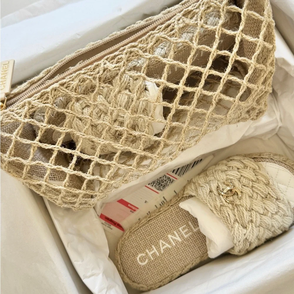 CHANEL Natural Beige Braided Mesh Pouch with Gold Logo Zip - Picture 5 of 6